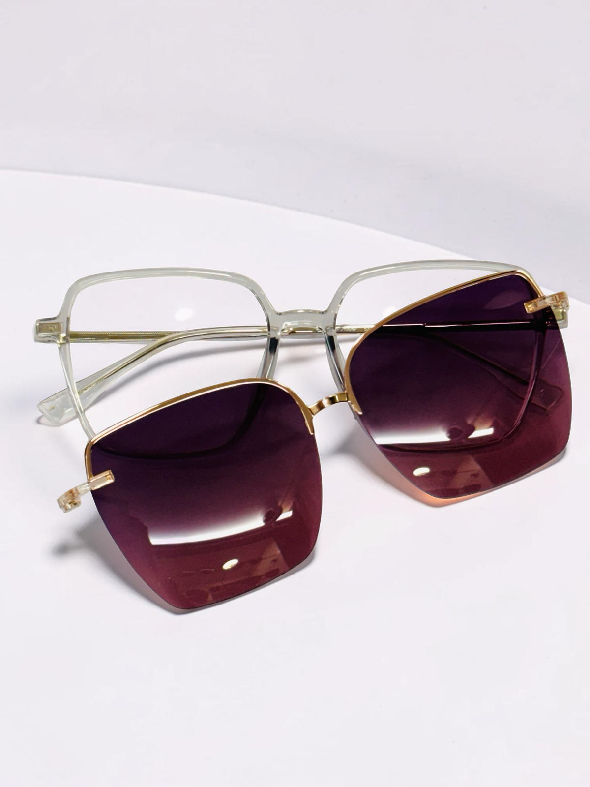 Clear frame and detachable burgundy-gradient sun clip