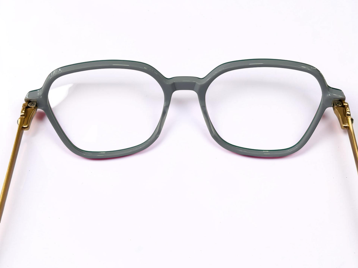 Frame front, gray tones
